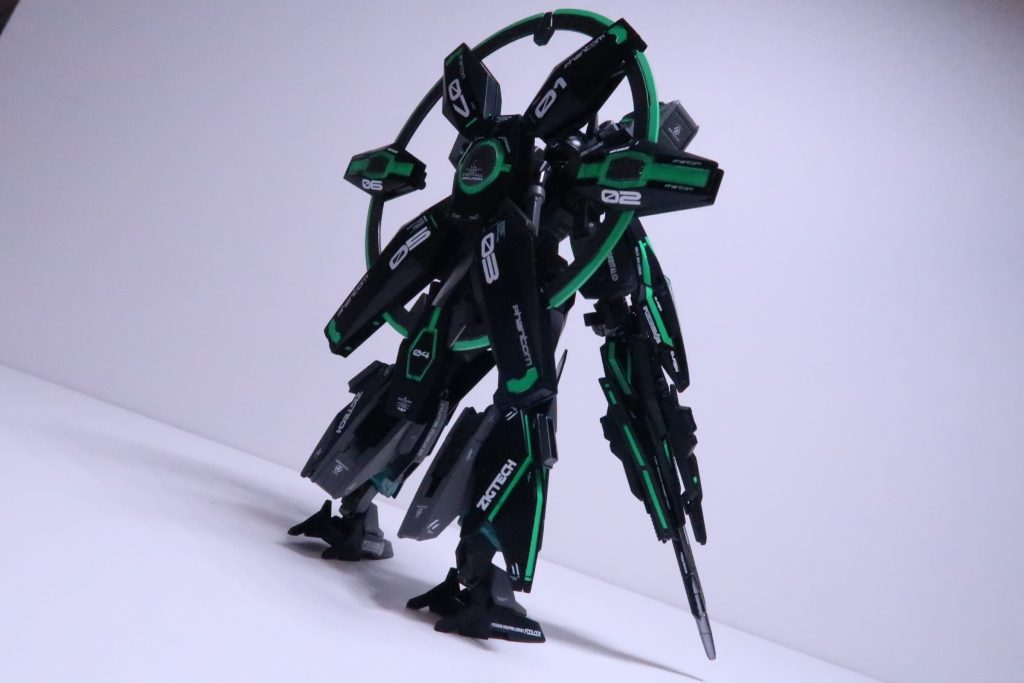 斜めから見上げますライフルの裏に結構ガッツリ緑を入れています。夜に光るネオンのようにラインが飛び交う感じが上手く行きました。