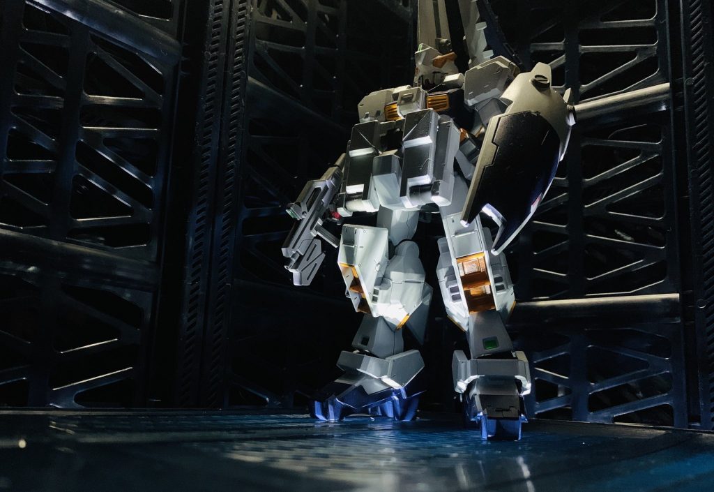 ライトもダイソーで調達しました。ダイソーは何でもあるなあ。下からのアングルがそれっぽくて気に入っています。まだ格納庫にしては何も無いので、少しずつバージョンアップしていこうと思います。