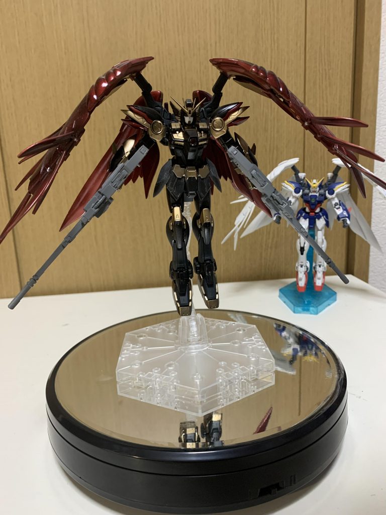 遊んでる時の後ろにウイングゼロが…