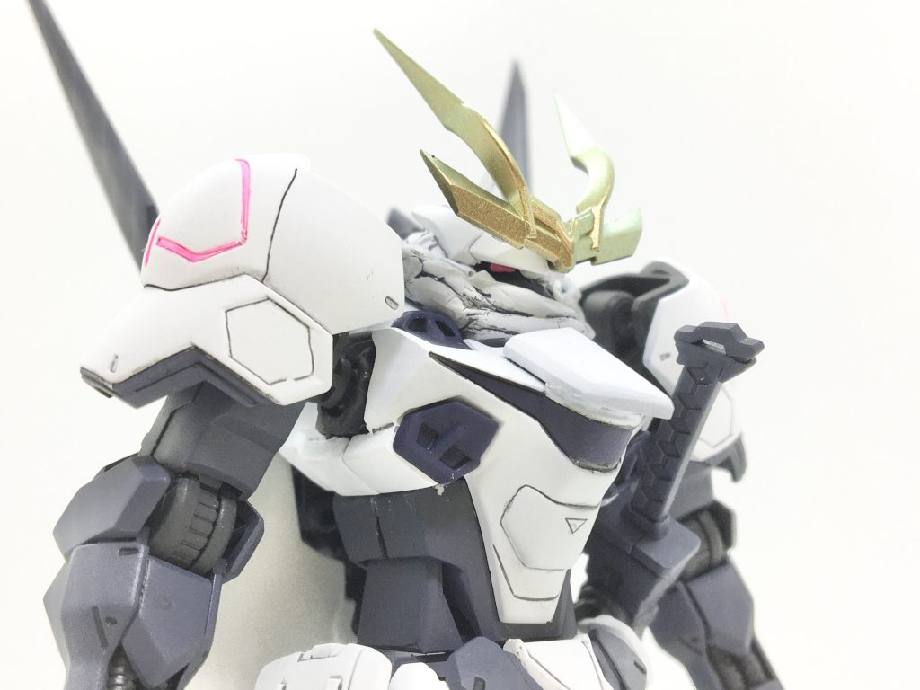 【胴体】ブリッツとバルバトスのキットはパーツとしての共通性が無いため、HGCEインパルスの胴体肩部のボールジョイントを流用して接続。下腹部に至ってはスマートさを出すため、HGBDジャスティスナイトの下腹部を加工して使用。