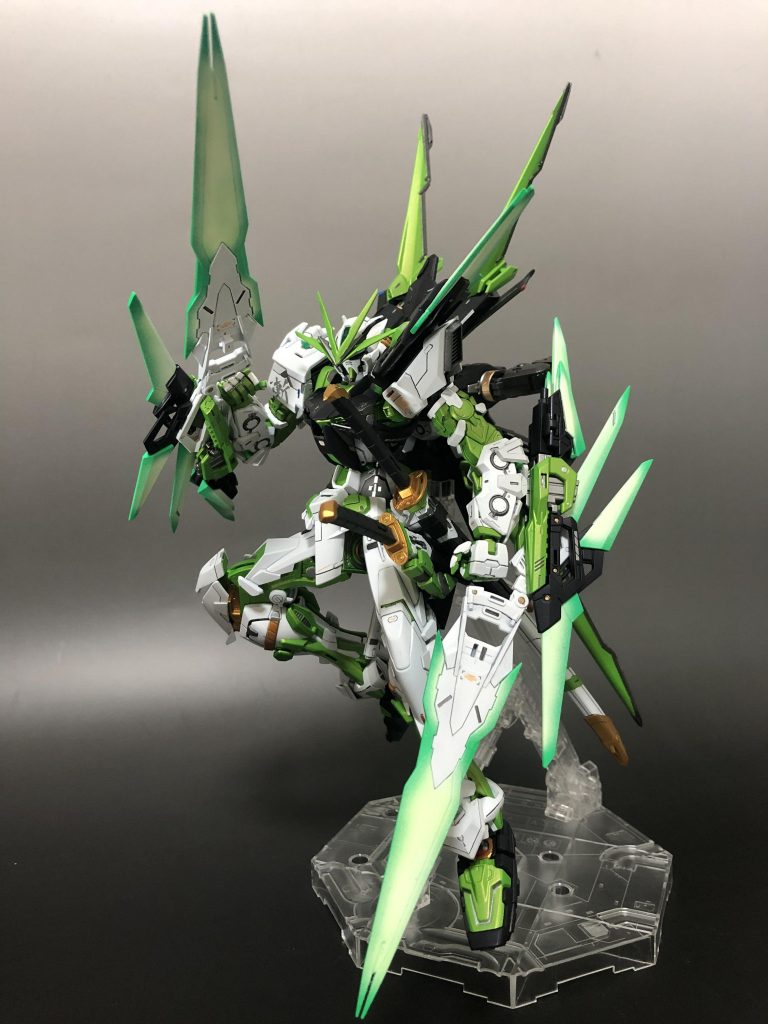 劾、エルザとは違い性格は明るくよく喋る。ダンテとは似ている所があり、些細なことで幼稚な言い争いになることもしばしば・・