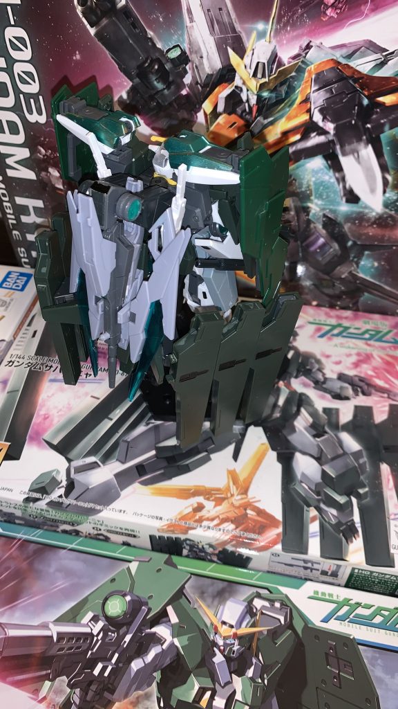 バックパックに新たな武装を追加(可変用)。塗装したかったが、残念な結果になるのはわかっていたので、違和感ないと思ったのでそのままの色で使ってます。