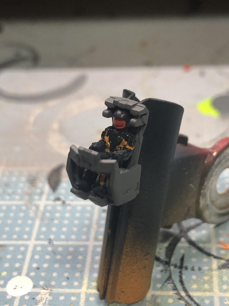 コックピット内部のリディ少尉！塗装はしましたが、完成したハッチからは足しか見えませんでした(笑)