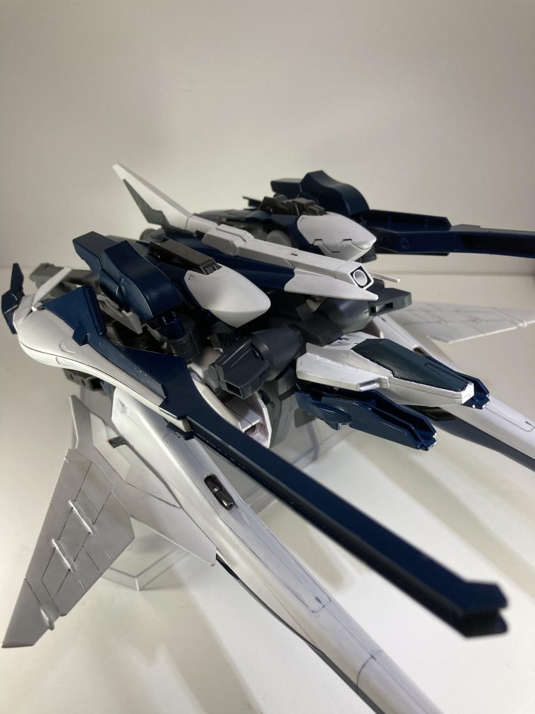 こちらが支援機ビルドブースターmk2 とフルドド2をベースに作成両サイドのでっかいキャノンは1/100セイバーのアムフォルタス......すごくデカい......でもそれと同じくらいデカい1/144のウィンチキャノン、なにもんなんスかね......Hiνヴレイブのシールドは上面にマウント可能そして支援機と合体し両肩に強化パーツを取り付けることで......