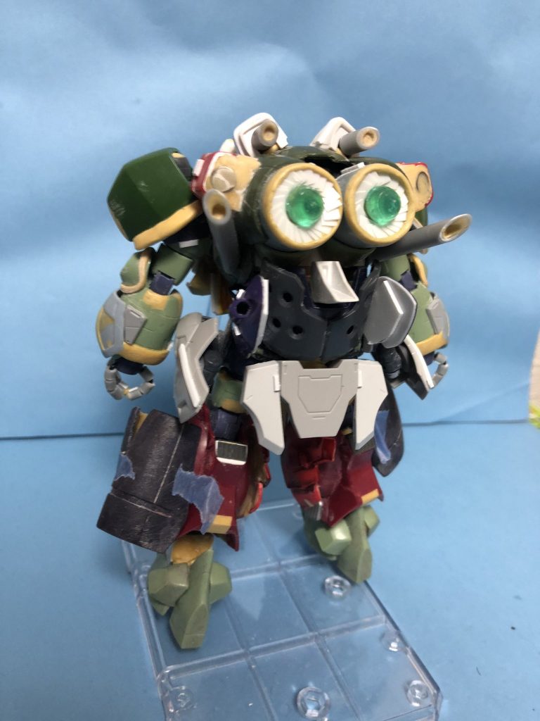 足はアメイジングザクの足にマンロディの足を少し弄ったものを付けて外側にバイアランカスタムの肩をつけている。