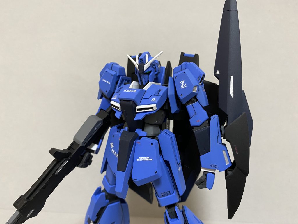 バストアップキットのままだと顎が太いので、先端がシャープになるように削りこみました。胸に筋彫りを追加しています。左の握り手はビルドナックルの可動軸を短くしたものを付けました。腕と手の隙間が無くなったので力強い見た目になったと思います。本当は親指作り直したいんですけどめんどくさくてやめました笑