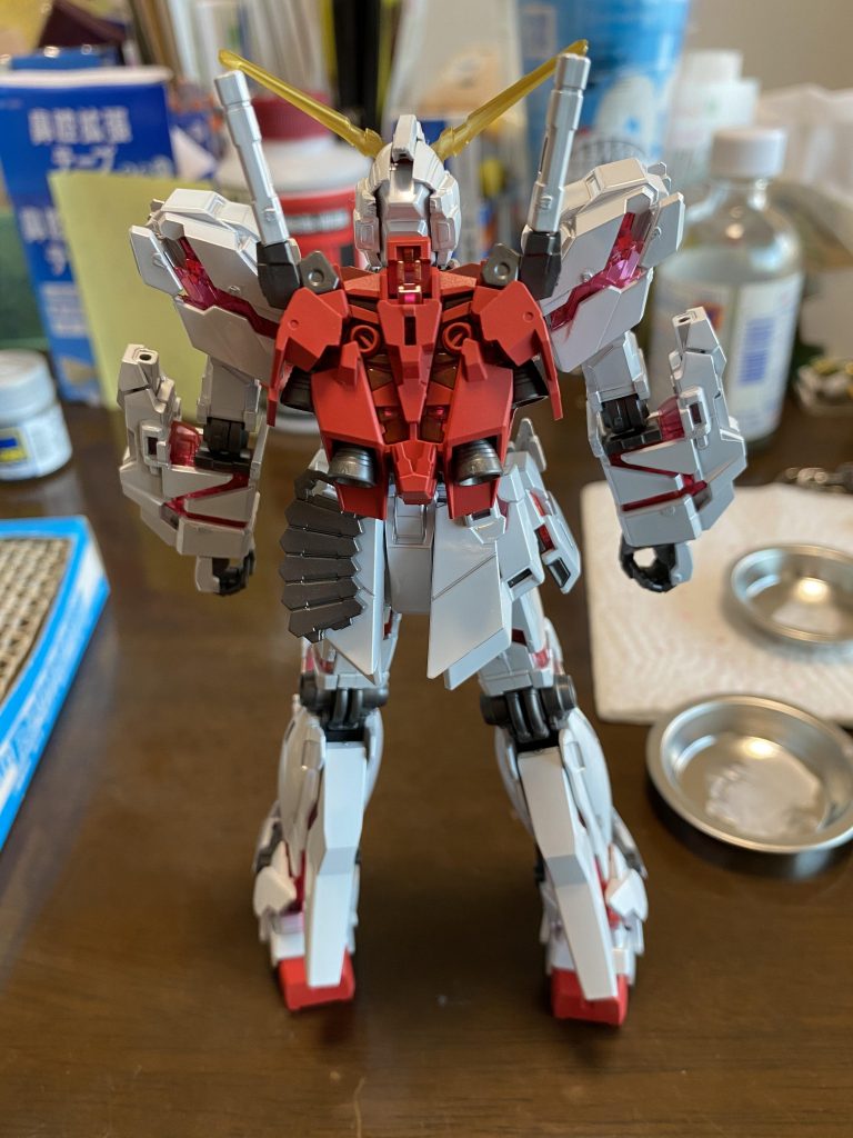 ぼやけてますがシルバーとホワイトを混ぜて筆塗りしてる時の写真です。これくらいしかなかったです。