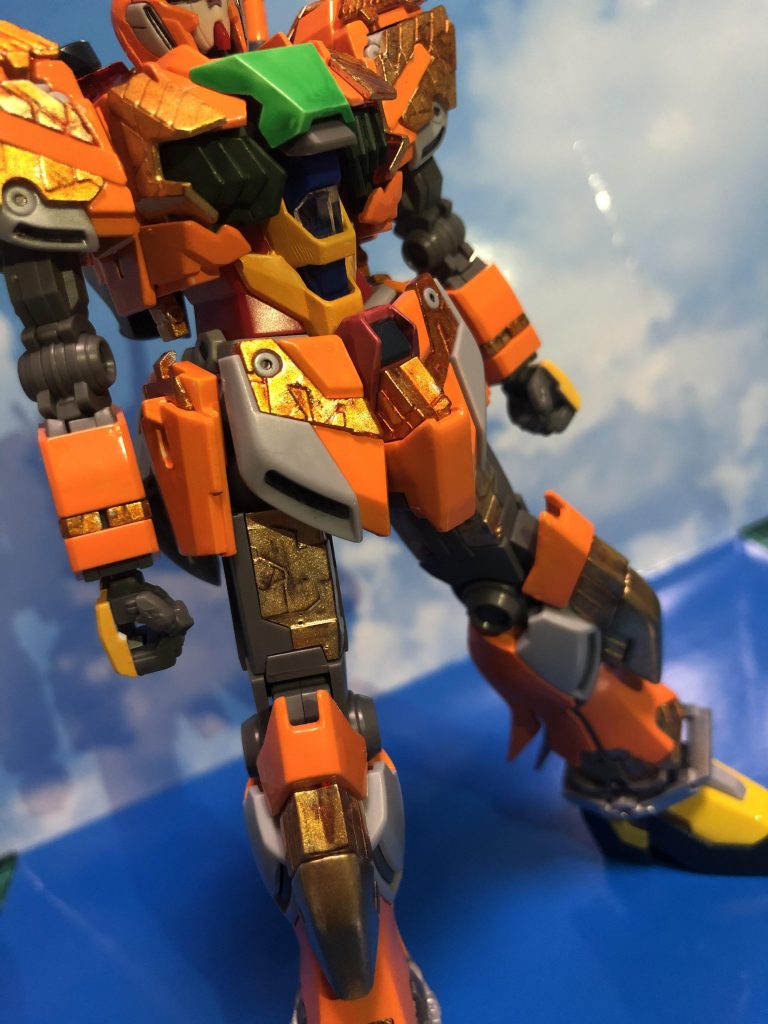 サイコフレームのパーツは筆で銀を塗り、初めての電動スプレーでクリアオレンジを吹きかけたら思いがけない色になりました。