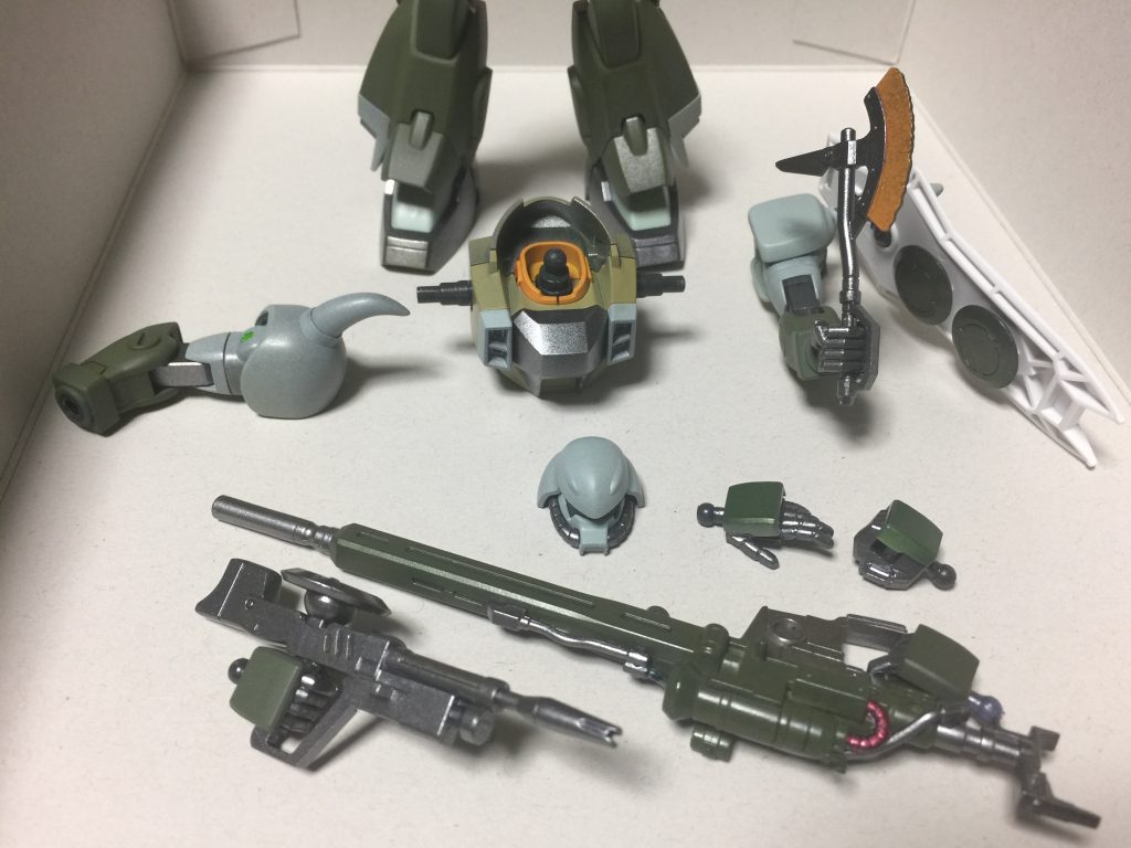 腕と脚にガッツリ合わせ目&挟み込みがあるので、やり甲斐もありますが、綺麗に消えてくれると、それはそれで楽しくなって来ます。おっと？！微かに残った合わせ目を、塗装で消そうとして、つい厚く塗ったりなんかしてると、ライフルがまたベタになっちまったよぉ／(^o^)＼