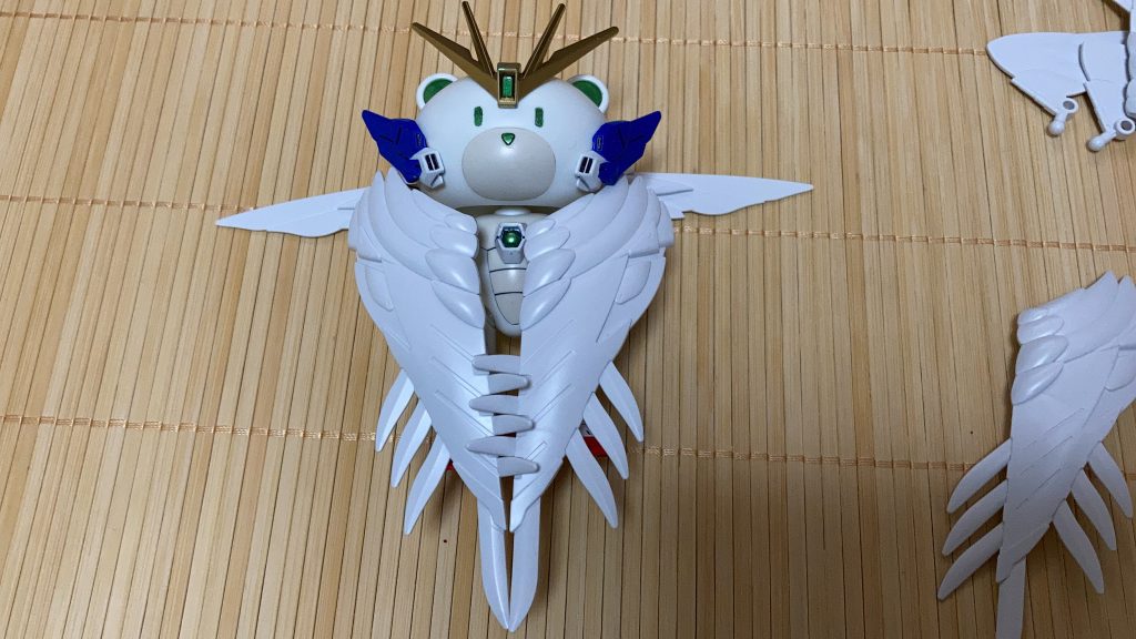 SDCSのウイングゼロの翼を持って来ましたが頭が大きすぎた為、大気圏突入状態に出来ず諦めました。