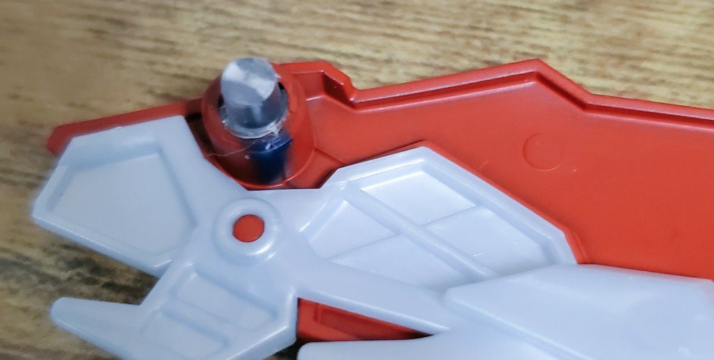 今回はパーツにUVレジンを流してそこにプラ棒を差し込み、UVレジンを硬化させて固定しましたボールジョイントではないので稼働の自由度は下がりますがしっかり取り付けられます