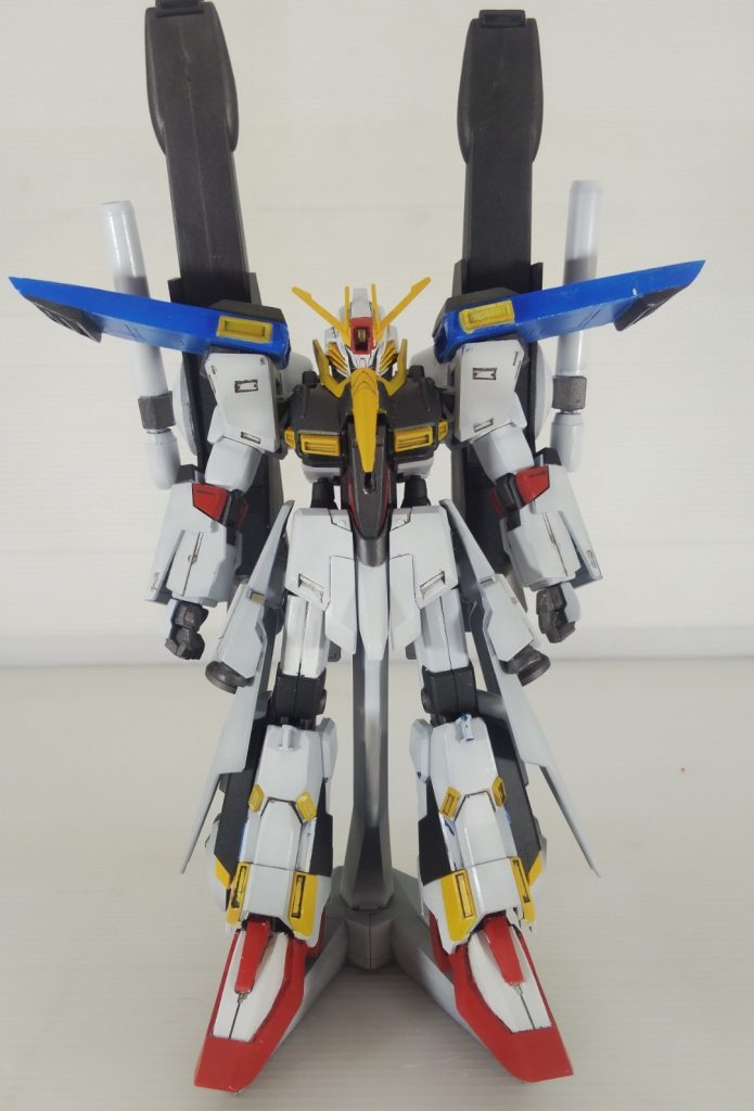 写真の都合で少しバランスが悪いですが、素体はこんな感じです。HGUCバウは本当に優秀な素材で、両肩、両腿ともに軸接続、肩関節は上下スイングまであり、アーマー装着時と非装着時の肩位置を変更できます。 