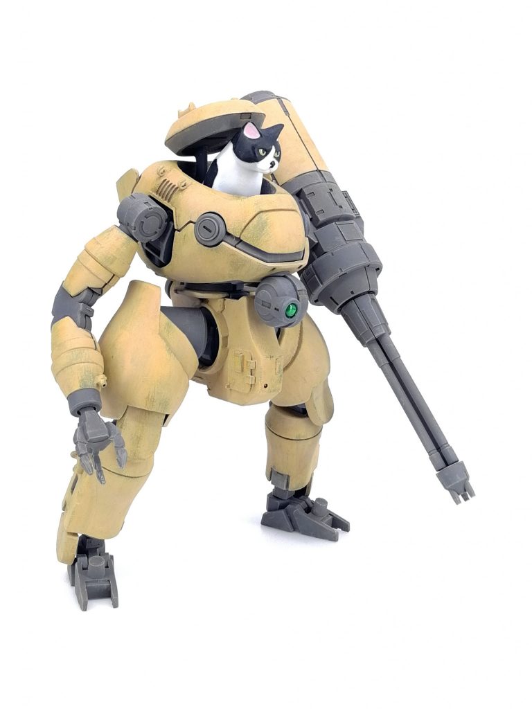 胴は大体ケンプファー。胸は上下反転してフンドシと接続。メインカメラ部は30MMの股関節にレンズ突っ込んだだけです。上のハッチは30MMポルタノヴァの後頭部を前後で貼り合わせて上部をカットしたもの。パイロットの猫はプライズフィギュアの何か。足はティエレンの太ももに下腕を接続。足首はコアガンダム。腕は30MMの肩にカミキバーニングの腕、ガンキャノン初期型の手首。ガトリングはポルタノヴァ水中用のタンクにポルタノヴァ用ウェポンのガトリング砲身。全身の各部を戦車キットジャンクやプラチップでディテールアップ。塗装はフレーム色のメカサフヘヴィまでエアブラシで塗装し、ファレホでドライブラシとスポンジチッピング、オイルブラッシャーで汚しを軽く入れた後一度クリアでコート。その後メイン色をファレホで筆塗り、塗料の剥がれをファレホエアブラシシンナーを沁み込ませた筆や楊枝で擦り落として実際に剥がすことで表現。さらに油彩やウェザリングカラー、パステル等で汚しを描き込んでいきました。