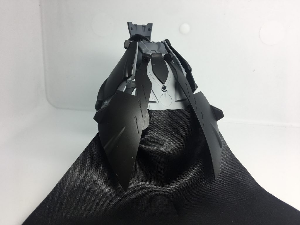 バックビュートーガはサテン生地を利用ほつれ防止にはじに薄めた木工ボンドを塗布。月光蝶取り付けパーツで取り付けています。