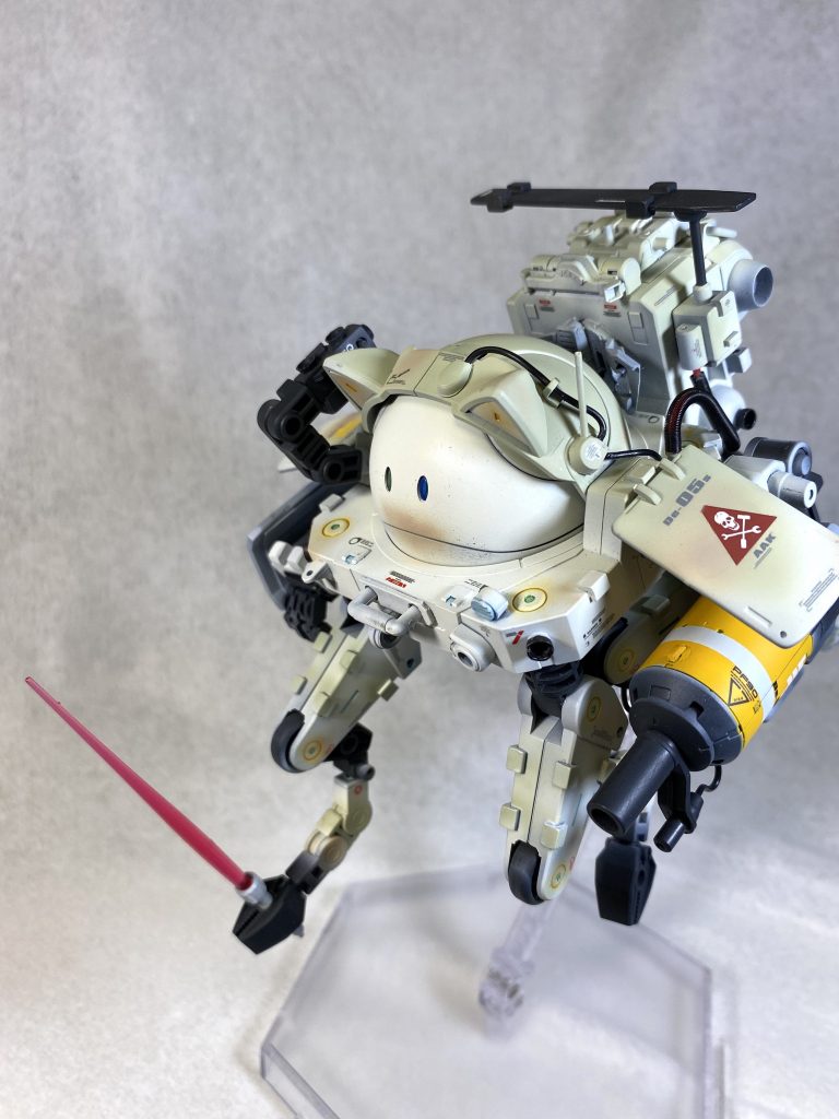 前足サブアームでビームサーベル展開。今まで20作品投稿してきて、初のビームサーベル装備の画像だったりします、(笑)