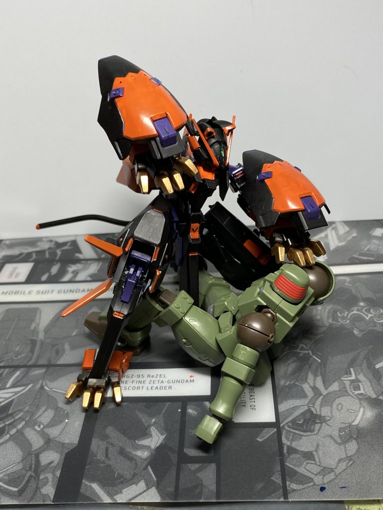 獲物を押し倒してお菓子をねだります。トリックオアトリートというやつですね。お菓子をあげると喜んで立ち去りますがお菓子が貰えないとこのまま爪の餌食になります。