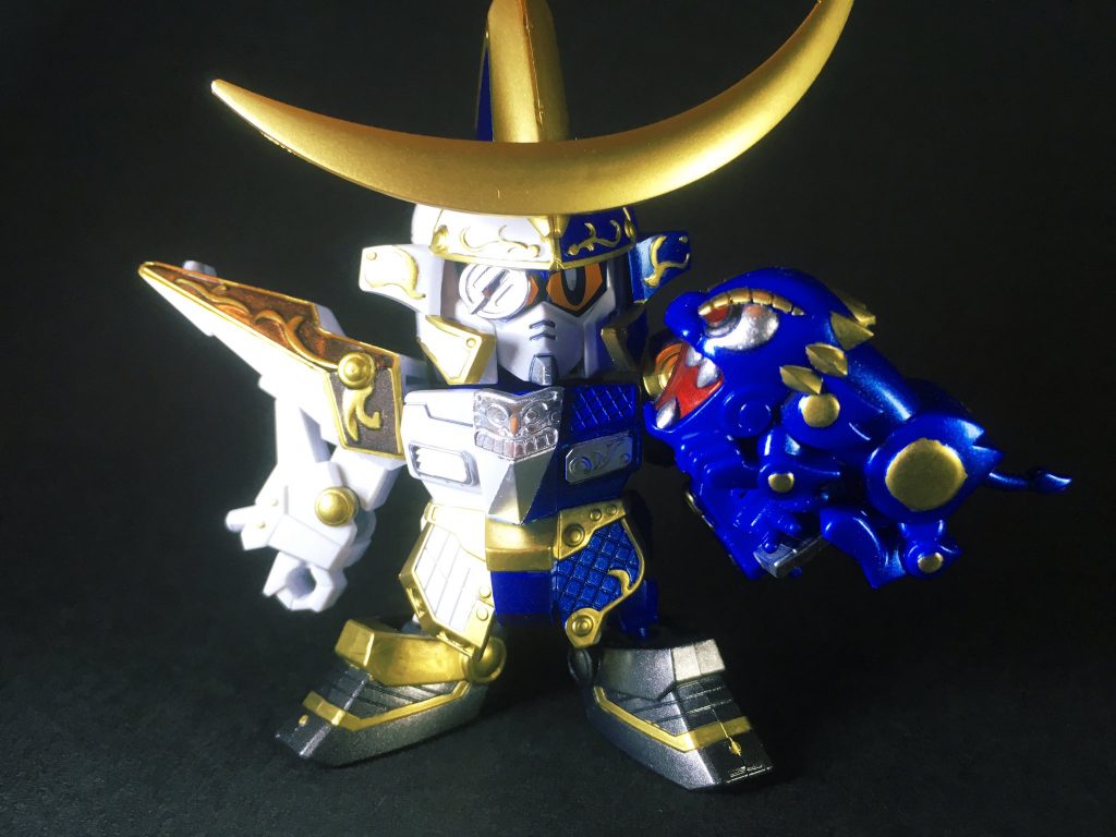 〜〜〜〜〜〜〜〜〜〜BB武者烈伝・隠密忍者農丸のリデコキット、伊達政宗頑駄無を製作しました。相変わらず今回も設定もりもりの長文を書いてしまい申し訳ありませんが、読んで頂きありがとうございます。製作は比較的シンプルに、基本的に通常通り組み立て武器だけ追加をしています。斜線が特徴的なカラーリングの塗り分けは、難易度の高い箇所は一部省略等させて頂きつつも全体的にそれらしく仕上げられたかなと思います。