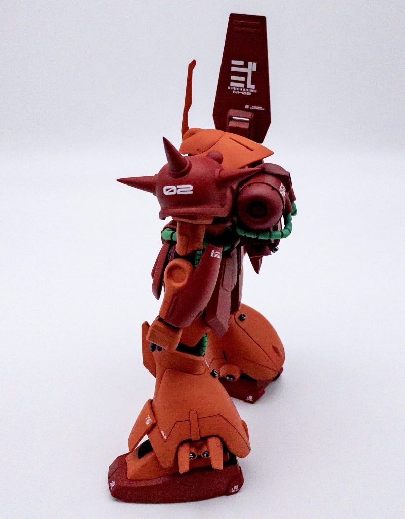 肩のツノがまるっこかったので研いで尖らせています。