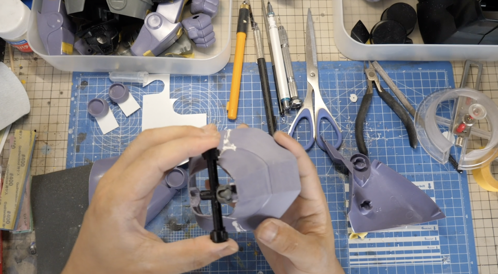 足首にボールジョイントを組み込んでいるところです。保持力が若干落ちてしまうのが、注意点ですね。。。