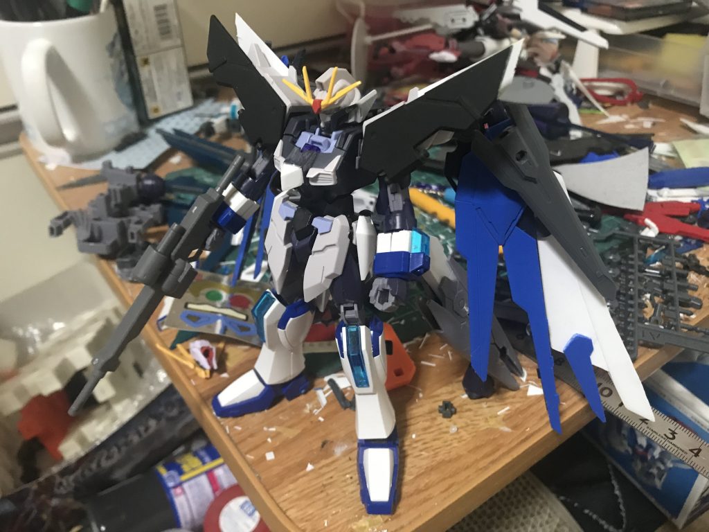 フェイクνユニットをベースにフリーダムやエクストリームガンダムのパーツを使って制作しましたまた肩や羽根の一部はプラ板で制作しています