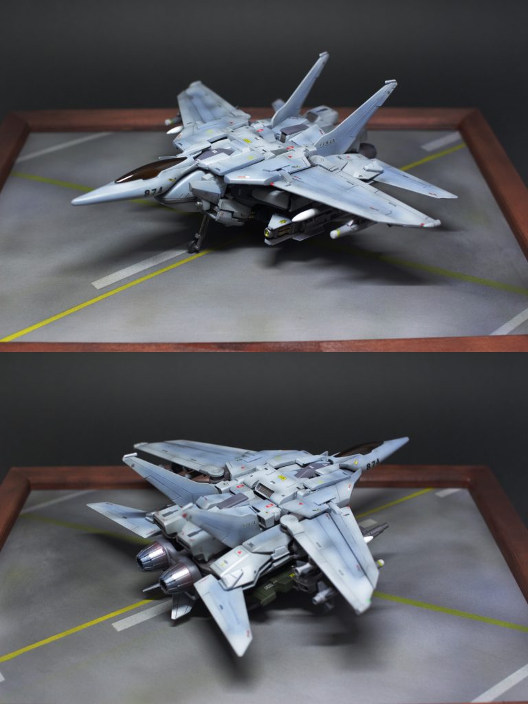 戦闘機形態作品テーマの最優先事項として、「戦闘機としてのスタイルを突き詰める」ことに拘りました。要の変形機構はゼータ系ほど複雑すぎず、寝そべり変形ほど簡単すぎないという絶妙なラインを目指しました。また、余談ですが簡単に滑走路風のベースも制作しています。