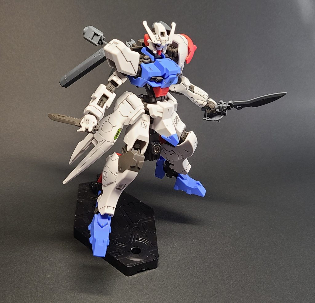 右腕をアスタロトの左腕にしようかとも思いましたしかしこちらの方がバランスがいいと思ったので右腕はそのままの状態ですアスタロトとバルバトスルプスはカッコいいのに両方とも1,000円以下で買えるとてもいいキットだと思います