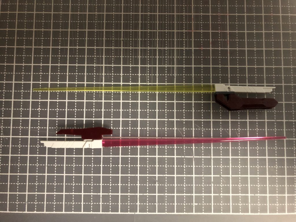 主武装です。下は「ビームサーベル・干将」上は「ビームサーベル・莫耶」となります。基本は干将の方を使用し、莫耶の方は肩パーツ後方に接続されてます。(エクシアのものと同様)見た目はパーツを接着しただけなんで凝ってはないですね。 