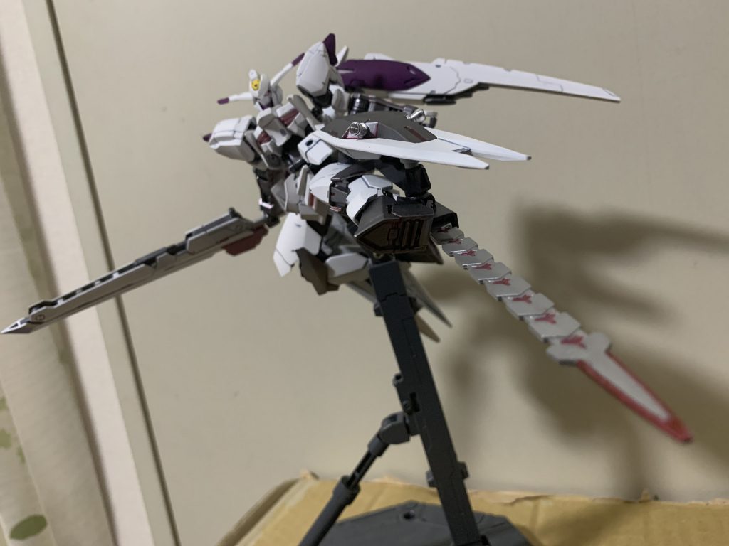 脚部バインダーには内蔵固定式ガリアンソード「「飛龍一閃」が仕込まれており、展開することで蹴りの要領で斬撃を繰り出す芸当も可能。展開時と格納時はパーツの差し替えで表現している。