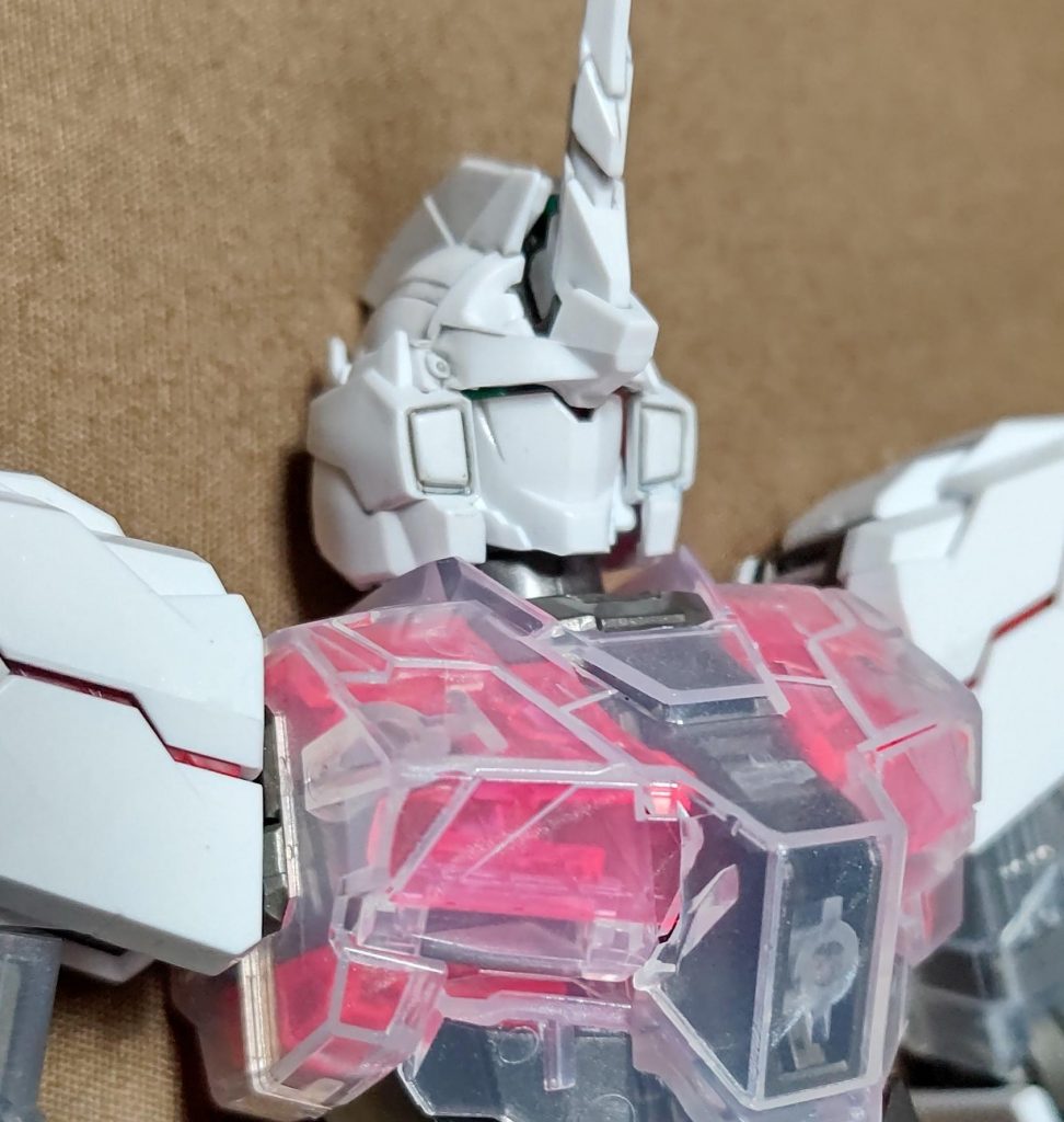 今回クリアとノーマルパーツが混在するモデル、素材を活かすためノーマルパーツは気持ち墨入れをしてつや消しを吹き付けてメリハリをつけています。