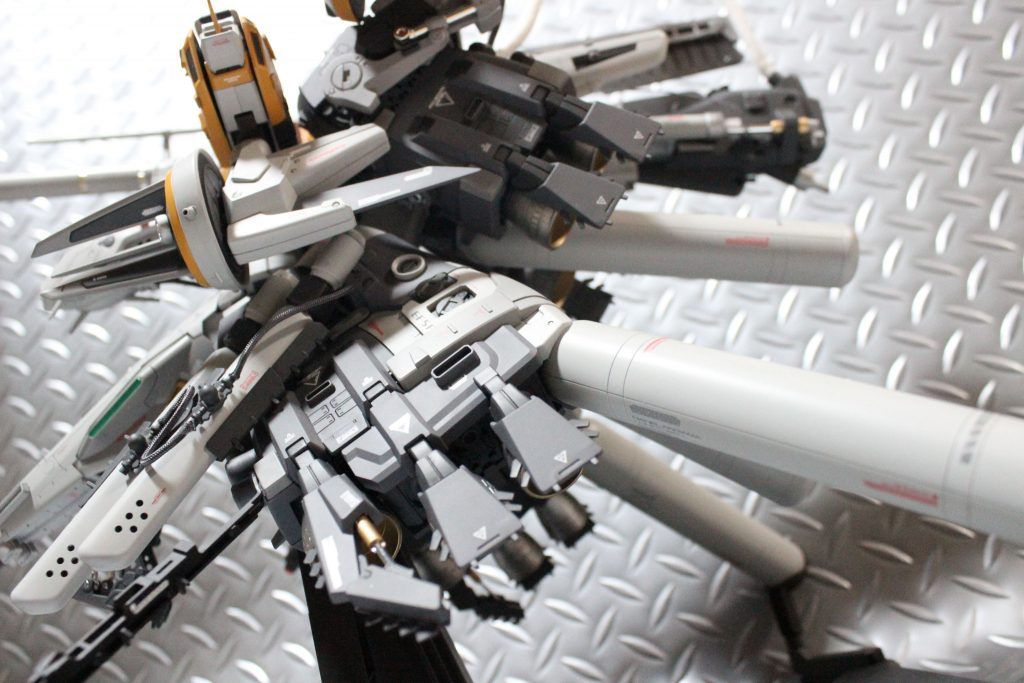 ノワール、ゼータ、ウィング、V2のパーツを切り貼りして製作しました。足裏つま先だけを使うとか、老眼との闘いです😅