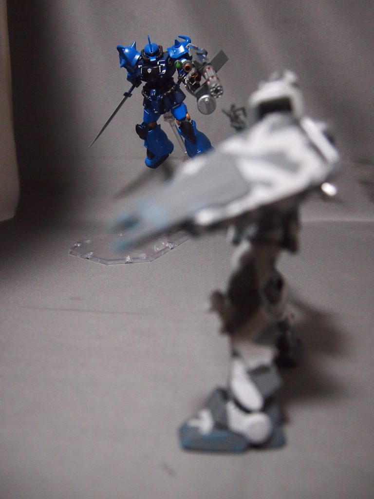 戦闘開始。銃火器で撃ち合い、