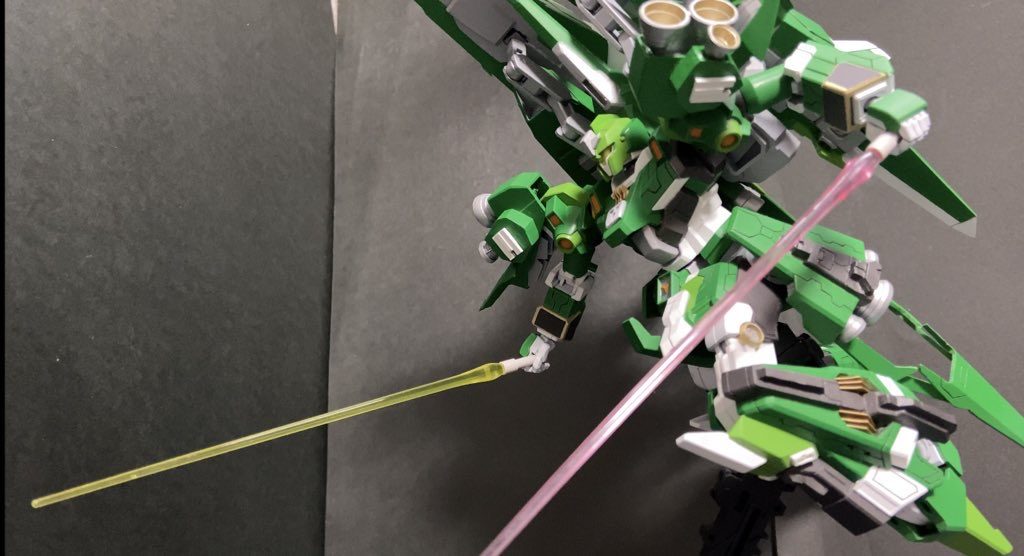 ポージングです。横バインダーの延長と前バインダーを後ろに背負えるギミックにしているので、クシャトリアの高圧的なイメージとリゼルのスタイリッシュさを兼ね備えています。