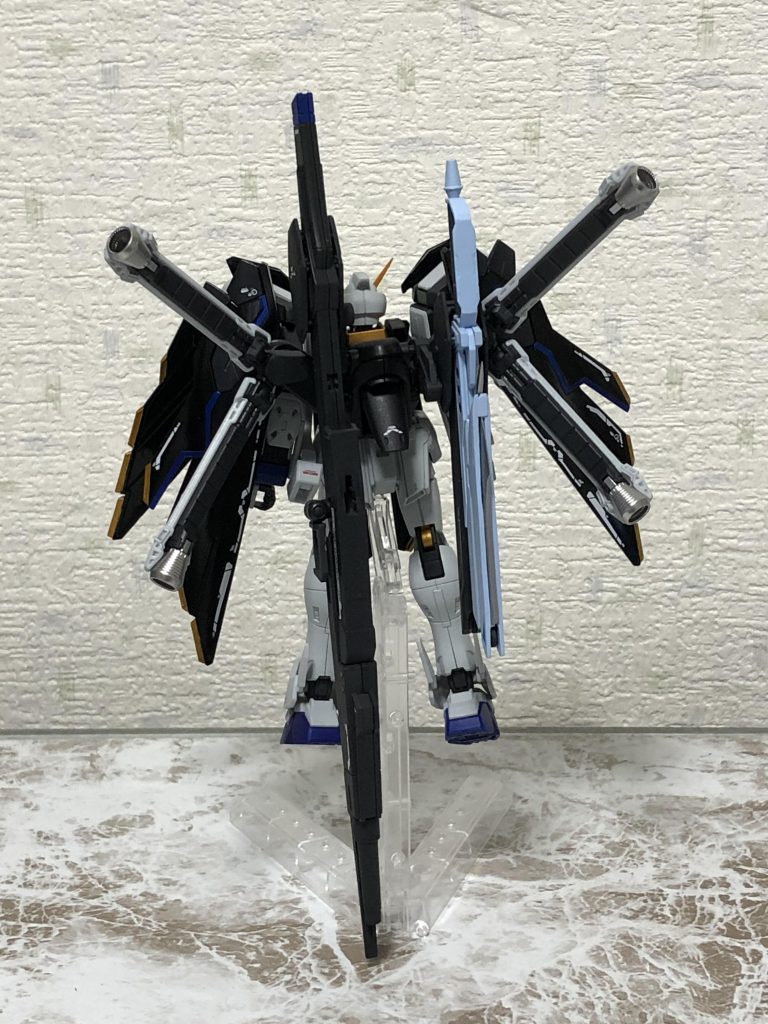 背面クロスボーンにデスティニーのバックパックのあまりパーツを付けました。アロンダイトとビーム砲は少し改造しています