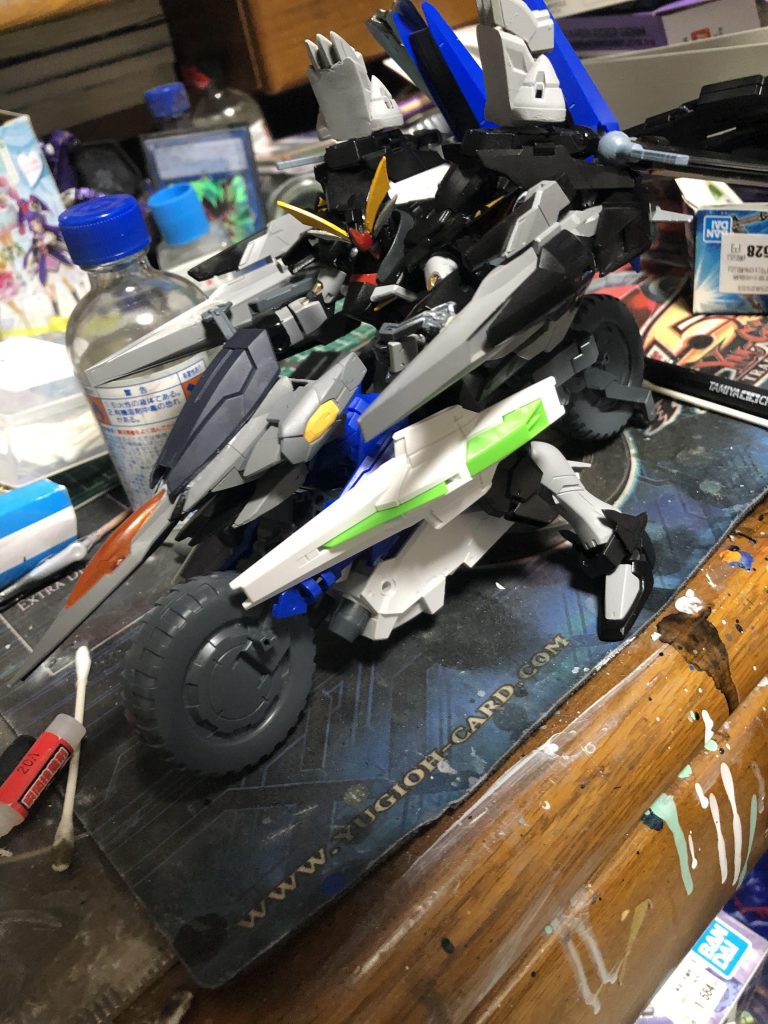 バイクの塗装前の完成後はこれしかなかったです……とりあえずオーライザーとメテホッパーふたつにベース限定のバイクとテルティウムのやつ使って作りました。一応イメージは某カードゲームのあれです！