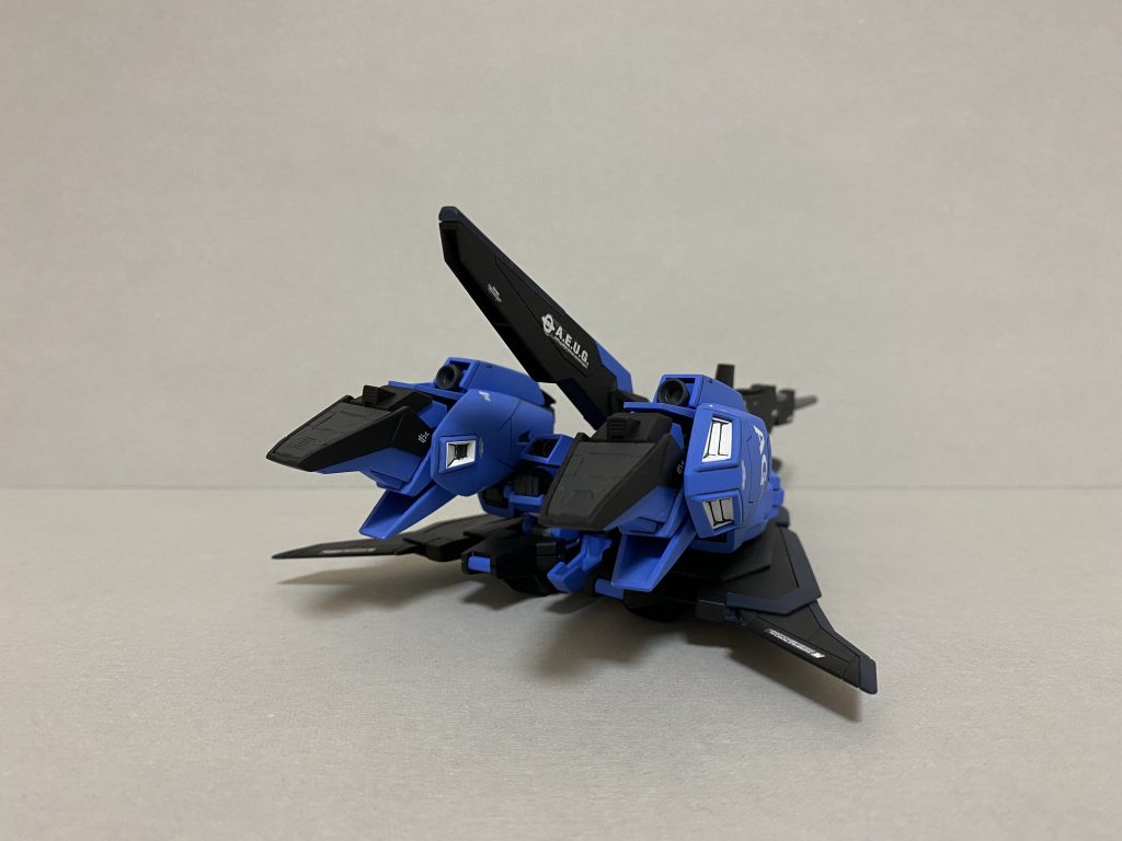 変形は何とかやりました…塗装ハゲそうで怖かった(何ヶ所か持ってかれたぁぁぁ!!!)この子変形時のスタンド軸が3ミリじゃないので浮かせるの無理でした…何だよ四角って!!3ミリでええやん!!スタビライザーのエゥーゴデカール気に入ってます