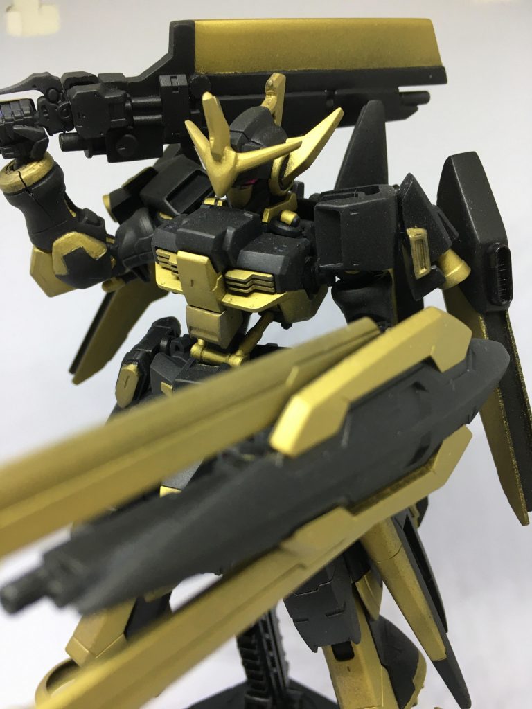 武器はガンブレードとシールドソード。ガンブレードはスクラッチの刃とあり物詰め合わせ。銃部分は紅ウェポンの余り、持ち手はM.S.G.のグリップパーツです。シールドソードはアストレアTYPE-Fの余剰シールド、刃は紅ウェポン、裏側にジャンクを切り貼りして作ったミニマシンガンを装着してます。