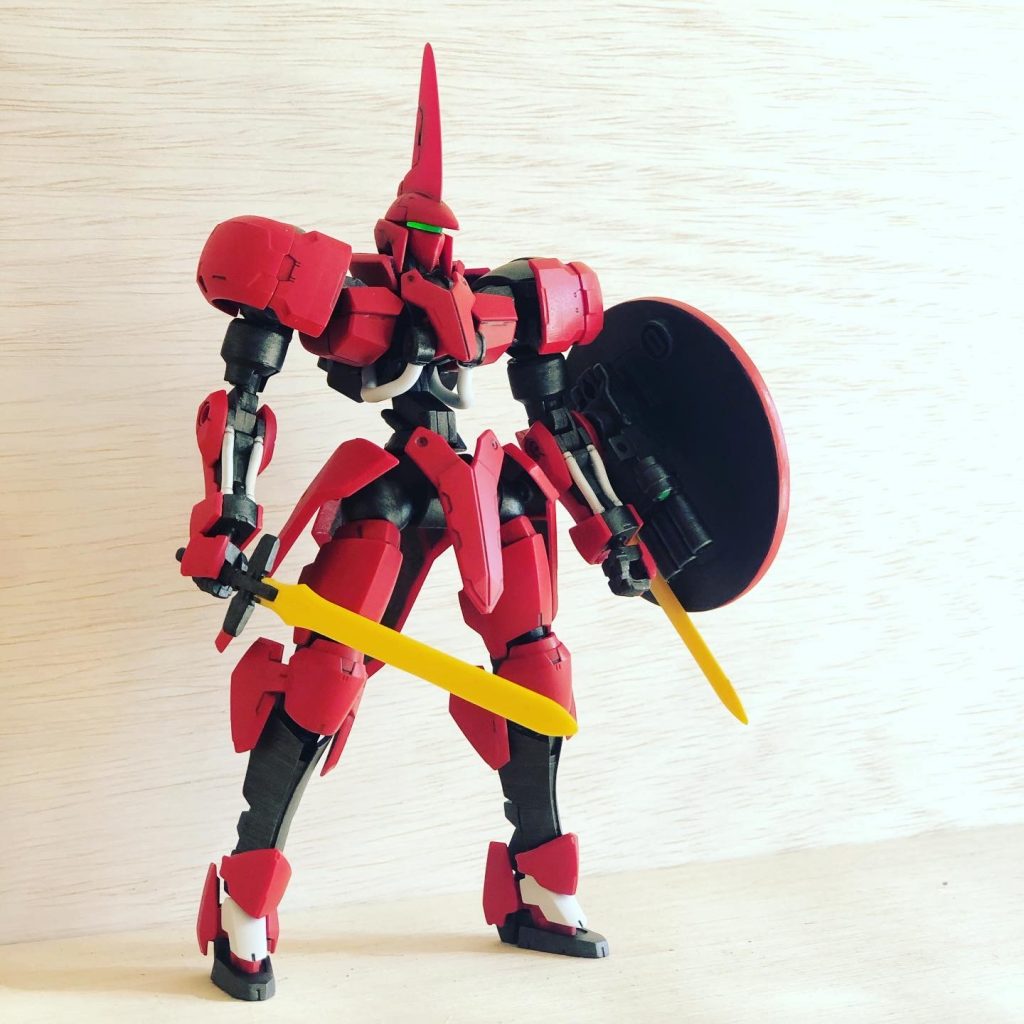 脳内設定では、アジーさん率いる新生タービンズが、ヘルムヴィーテ・リンカーのヴァルキリーフレームを回収し、モンターク商会に眠っていたグリムゲルデの外装をつけて改修、顔はタービンズの女性たちに「口が開いてるみたいでヤダ」と不評だったので、少し改造を加えて端正に。高性能だけどスピード特化でピーキーなヴァルキリーフレームなので、アジーさんが搭乗することになり、戦闘スタイルに合わせてヴァルキュリアシールド×2はオミットし、シールド1と中距離のミサイルランチャーを左手に装備。