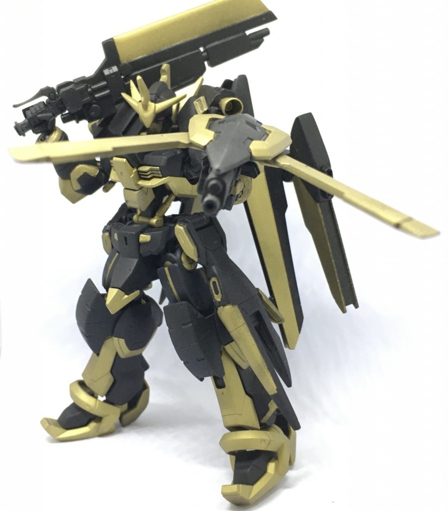 ガンブレードはバスターソードモードに。グリップ接続面にポリキャップを仕込んで、ガンモード〜ソードモードに変更できるようにしました。ソードシールドは3mm軸を設けてハサミのように開けるように。挟んでゼロ距離からシールドマシンガンを打ち込むイメージにしたかったのですよw