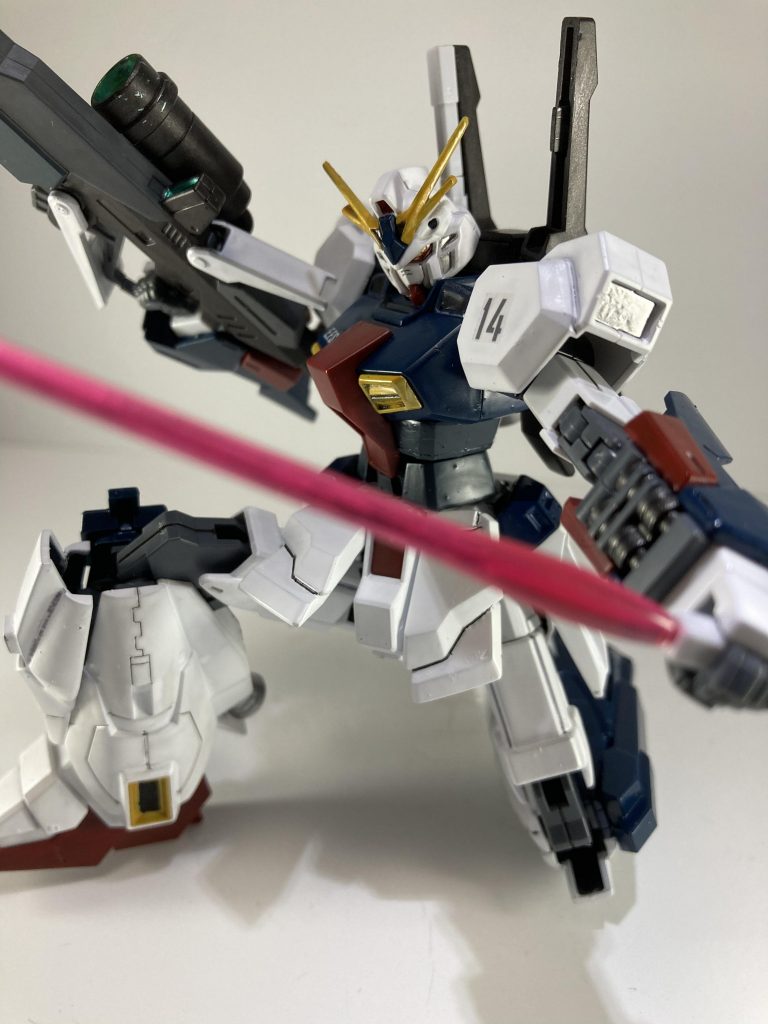 武装はライトニングZのライフル、トリスタンのバルカン、サーベル、HiνヴレイブのシールドとかなりシンプルライトニングZの腕ってグレネード仕込まれてたっけ？固定武装はほとんど無いただし、支援機と合体可能