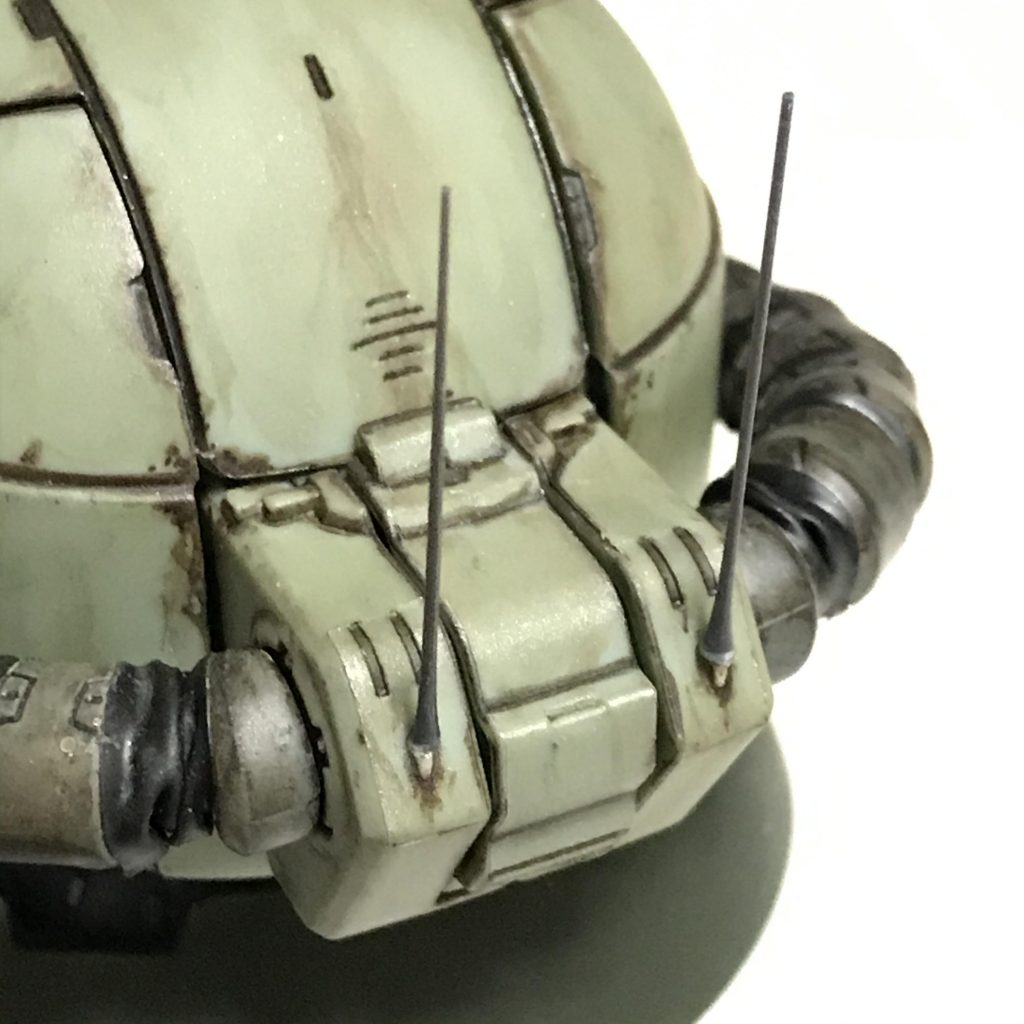 後頭部の2本のアンテナは他のキットのランナーをあぶって伸ばして作りました。もとからある突起に接着しました。