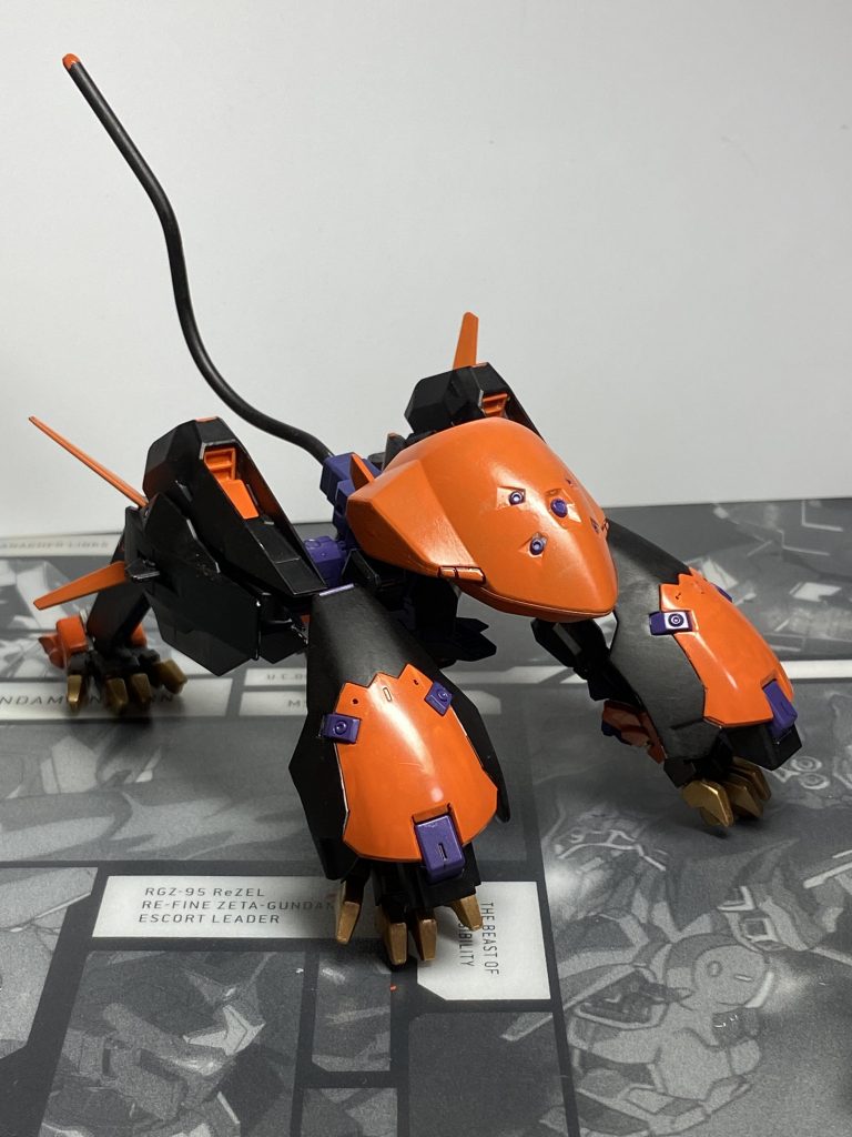 一般的なウーンドウォートのように変形することも可能です。しかし飛行形態というよりガイアガンダムなどの四足歩行による地上戦主体の猫のような姿になります。