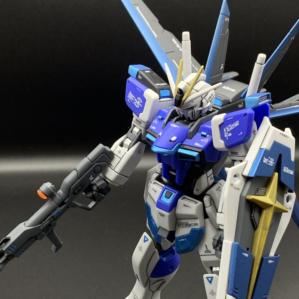 赤のパーツはタイヤブラックorメタリックライトブルーへ変更、黄のパーツはゴールドかブラックに変更しました。いつもは筆塗り部分塗装ですが、今回はメタブルー部が広範囲でしたのでスプレー塗装もしています。