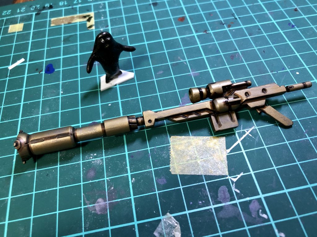 リアルタッチマーカーのブラウンで溝や窪みを雑に墨入れ。