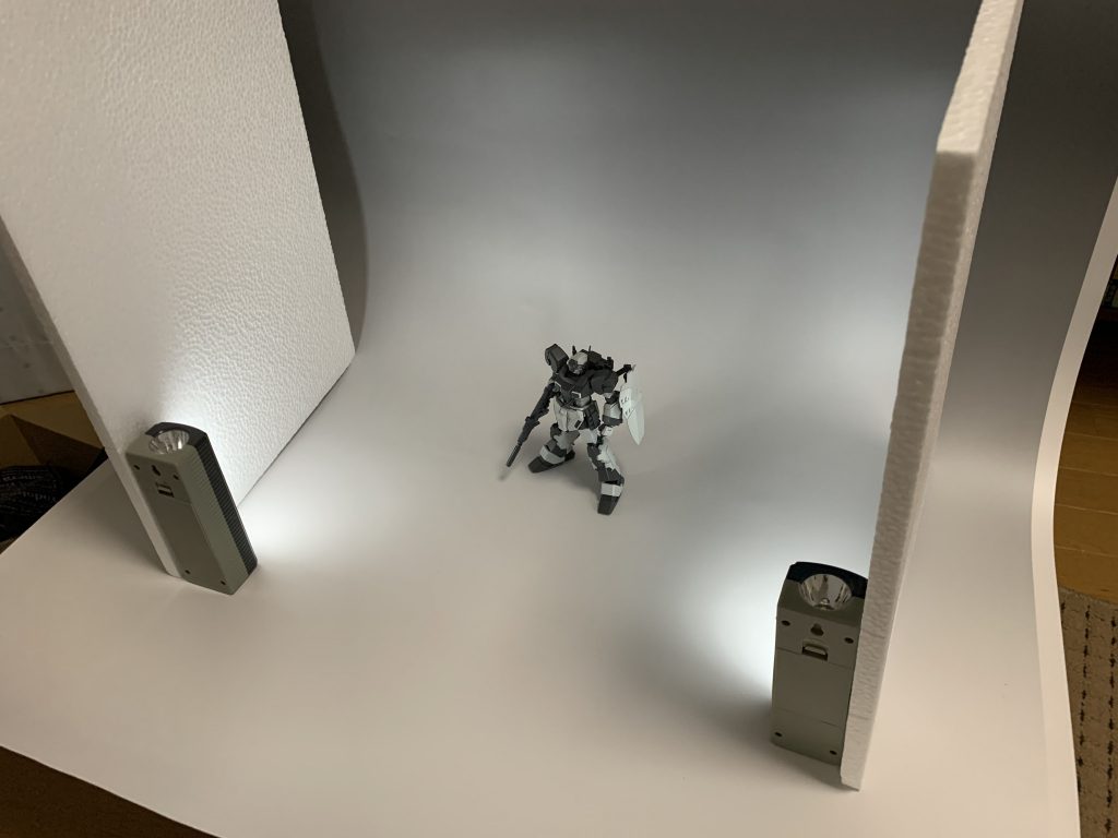 撮影にはAmazonで購入した背景紙、100円ショップDAISOで購入した懐中電灯とレフ板役の発泡スチロール板を使用しました。普段ミキシングばかりしているのですが今回、基本工作の練習としてジェスタを選んで正解だったように思います。「失敗した」と感じる箇所はいくつかありますが良い経験になりました。次回はミキシング作品ですがこれまでの自分のミキシング作品とは一線を画すクオリティのものが作れると思いますのでお楽しみに。(これまで基本工作やらなさすぎ)