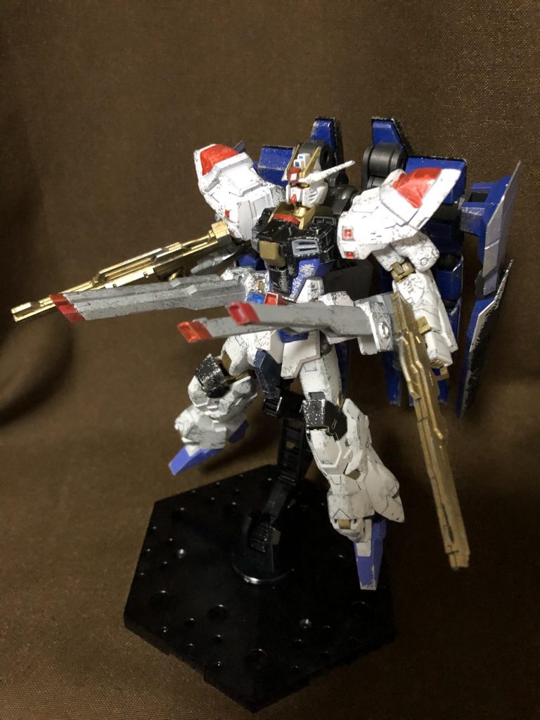 《クスィフィアス３改・４連装レール砲》腰部に装備された折りたたみ式のレール砲。性能や威力こそストライクフリーダムのレール砲から大きな違いはないものの、本機の装備するそれはヤケクソ気味に４連砲となっている。また折りたたんだ状態でも腰の真横にあると腕の可動域と干渉してぶっちゃけかなり邪魔であり、未使用時は斜め後ろにスライド移動させていることが多い。