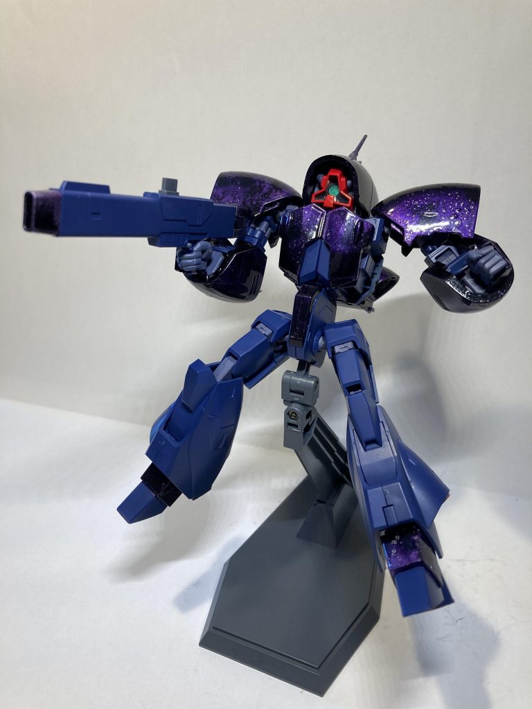 アッシマーらしいポージングです。スポンジでスタンプした際の希釈が濃かったのか表面に気泡のポツポツが出ていますが、それもまた宇宙空間らしくて気に入っています。