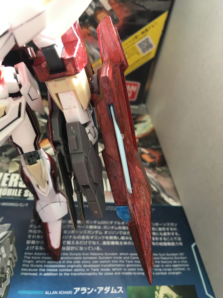 シールドについては、ライトニングウェポンシステムを使用しました。ちなみにシールドを塗装する時、赤だと暗い赤になってしまうので、全体的にもあまり良くない感じが出てしまったので、試しに乾いてからフレームメタリックのほうを塗ったら、レッドメタリックになりましたので、盾に合わせて、肘、足、バトルシールドをレッドメタリックにし、出来るだけリバーシブルガンダム、リボーンズガンダムの特徴感を活かすために、バックパック、上半身のほうは普通赤にしました。