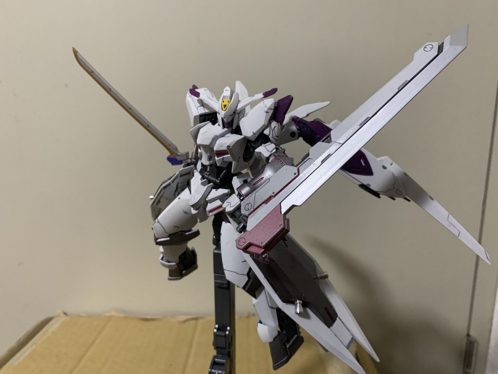 レヴァンティン内部には、対MS用高出力ブレード「紫電一閃」が格納されている。使用時はエイハブ・リアクター2基の出力をマニュピレーターを通じて直接刀身へ送り込み、赤熱した刀身でMSをフレームごと容易に溶断することができる威力を誇る。抜刀後の