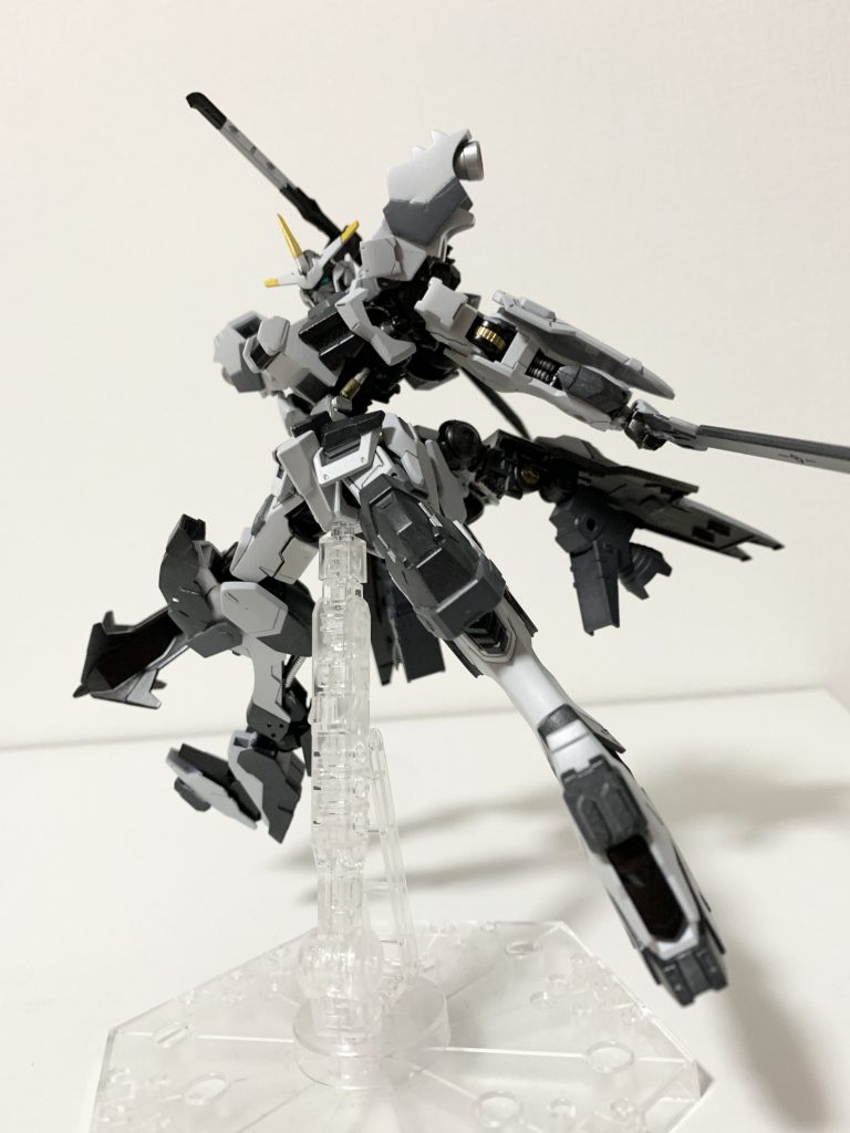 プラモのパッケージ風にポージング前回アドバイスを頂いたのでセロハンテープで手首などを補強してます。各所に応用できるのでありがたいですね^ ^相手に取り付く為の突進力を強化された姿がこのガンダム・ナフラ 決戦仕様であります。