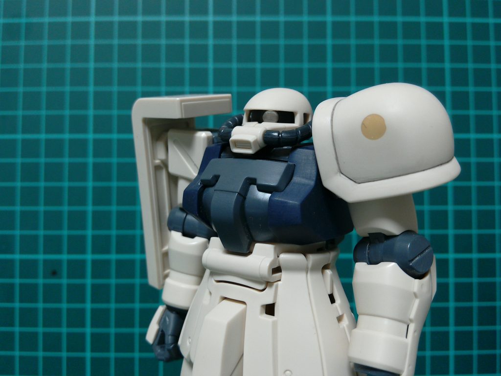 肩は裏からパテ充填してやすりましたパテの収縮を考慮しておらず、この後接着剤でスキマを埋めることにモノアイはクリアパーツの裏にアルミテープを張り付け埋め込みました